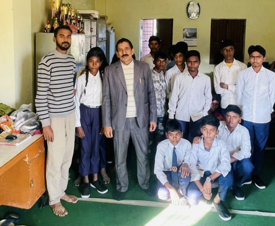 जन्मदिनमा माहीले गरे विद्यार्थीहरुलाई जुत्ता सामग्री वितरण